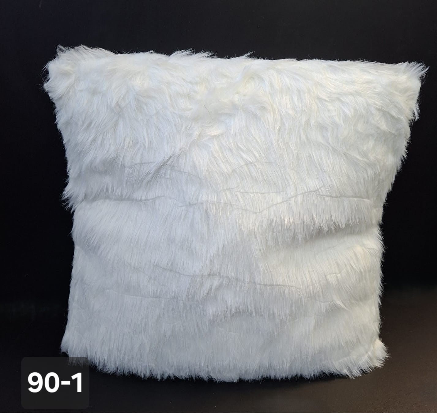 Pernă decorativă albă din blăniță artificială - 45x45cm